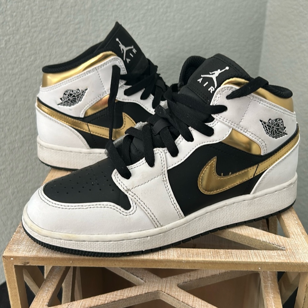 Air Jordan 1 mid (Gold|Black|White) comes with box Youth 5.5 / Women’s 6.5